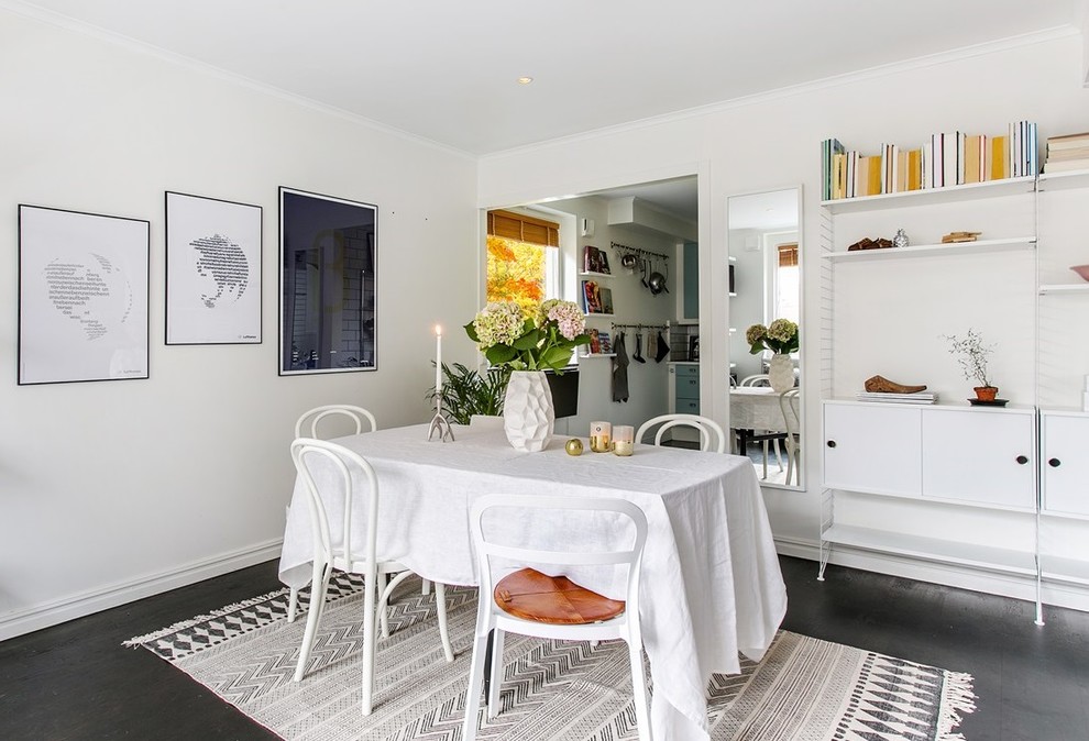 Aménagement d'une salle à manger ouverte sur la cuisine scandinave de taille moyenne avec un mur blanc, parquet peint et aucune cheminée.