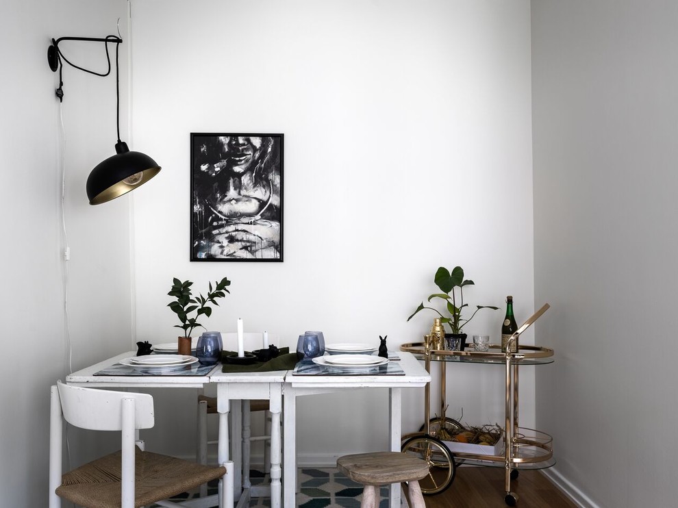 Ispirazione per una piccola sala da pranzo scandinava chiusa con pareti bianche, pavimento in legno massello medio e pavimento marrone