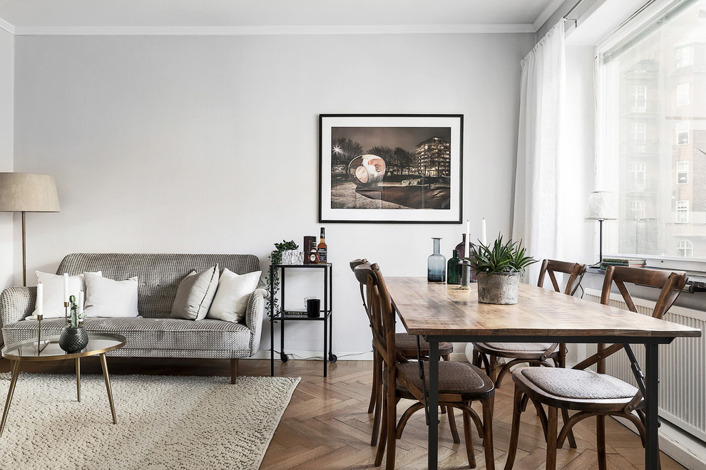 Diseño de comedor escandinavo de tamaño medio con paredes grises, suelo de madera en tonos medios y suelo marrón