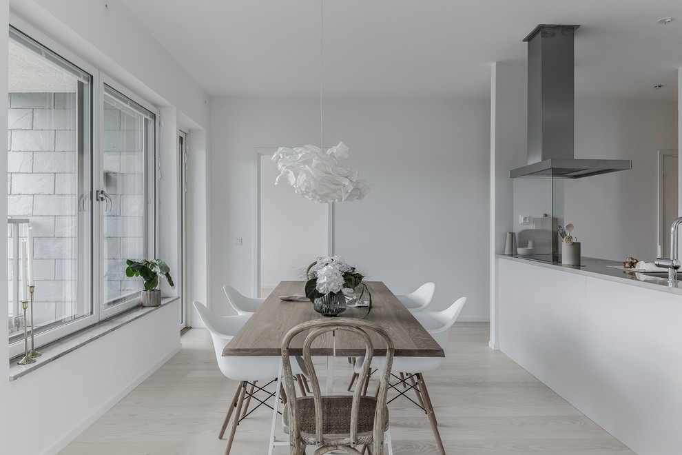 Diseño de comedor de cocina nórdico con paredes blancas, suelo de madera clara y suelo beige