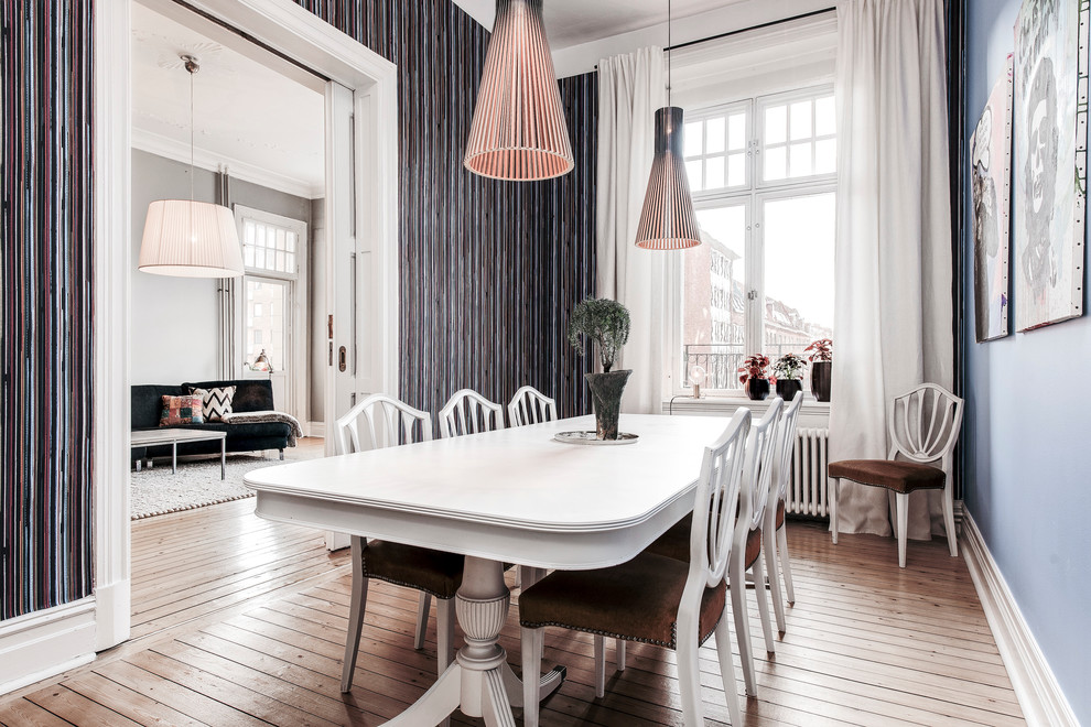Geschlossenes, Großes Eklektisches Esszimmer mit bunten Wänden und braunem Holzboden in Göteborg