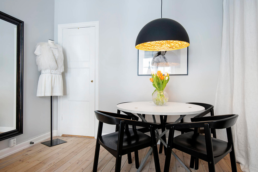 Idee per una sala da pranzo aperta verso il soggiorno scandinava con pareti grigie e parquet chiaro