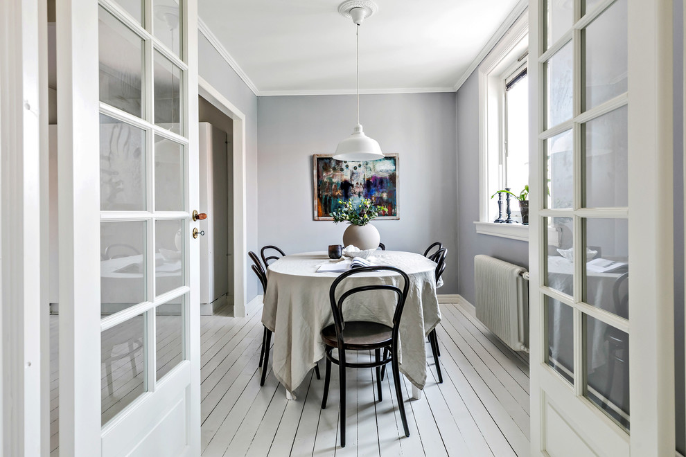 Exemple d'une salle à manger scandinave de taille moyenne avec un mur gris, parquet peint et un sol blanc.