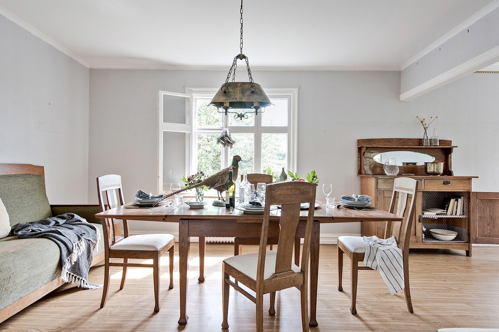 Aménagement d'une salle à manger scandinave avec un mur gris, un sol en bois brun et un sol marron.