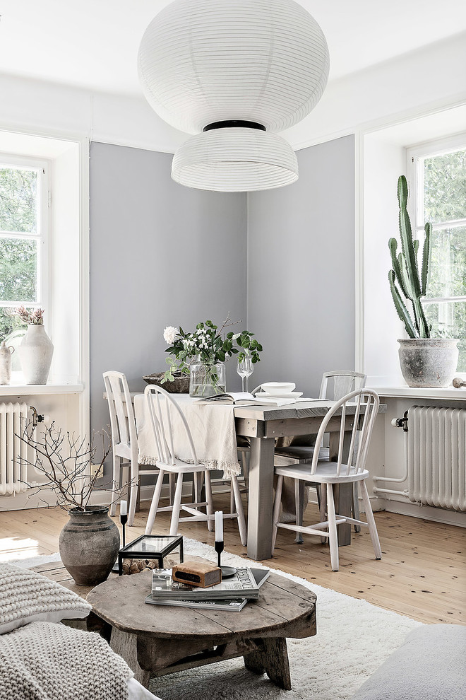 Skandinavisk inredning av en matplats, med grå väggar, ljust trägolv och beiget golv