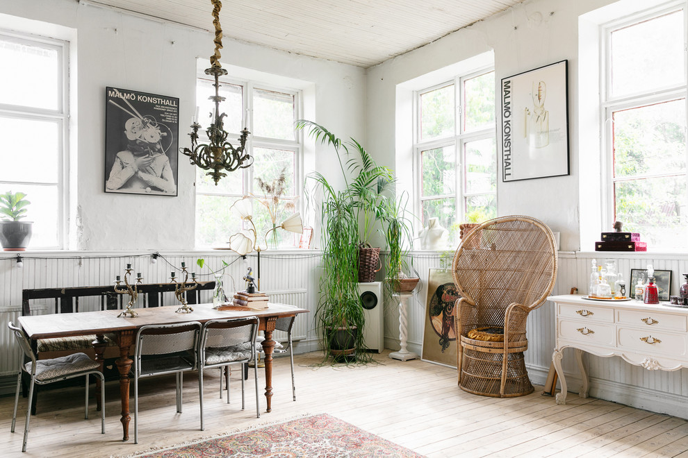Eklektisches Esszimmer mit weißer Wandfarbe, hellem Holzboden und beigem Boden in Malmö