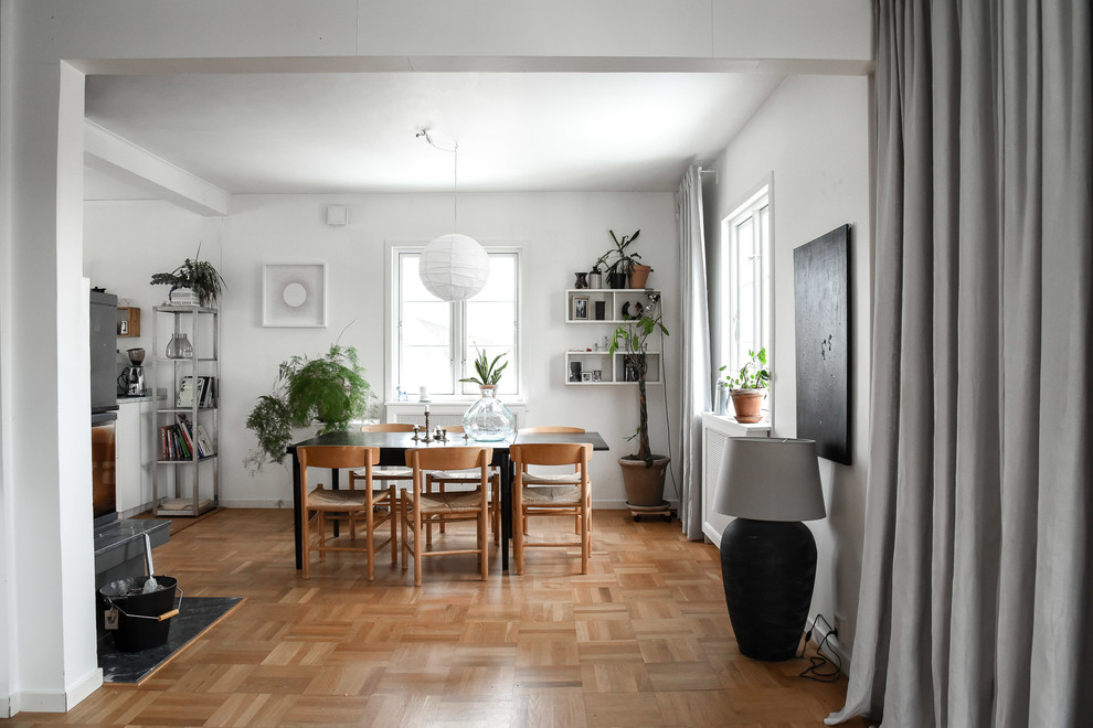 Inspiration för mellanstora skandinaviska matplatser, med vita väggar, mellanmörkt trägolv och brunt golv