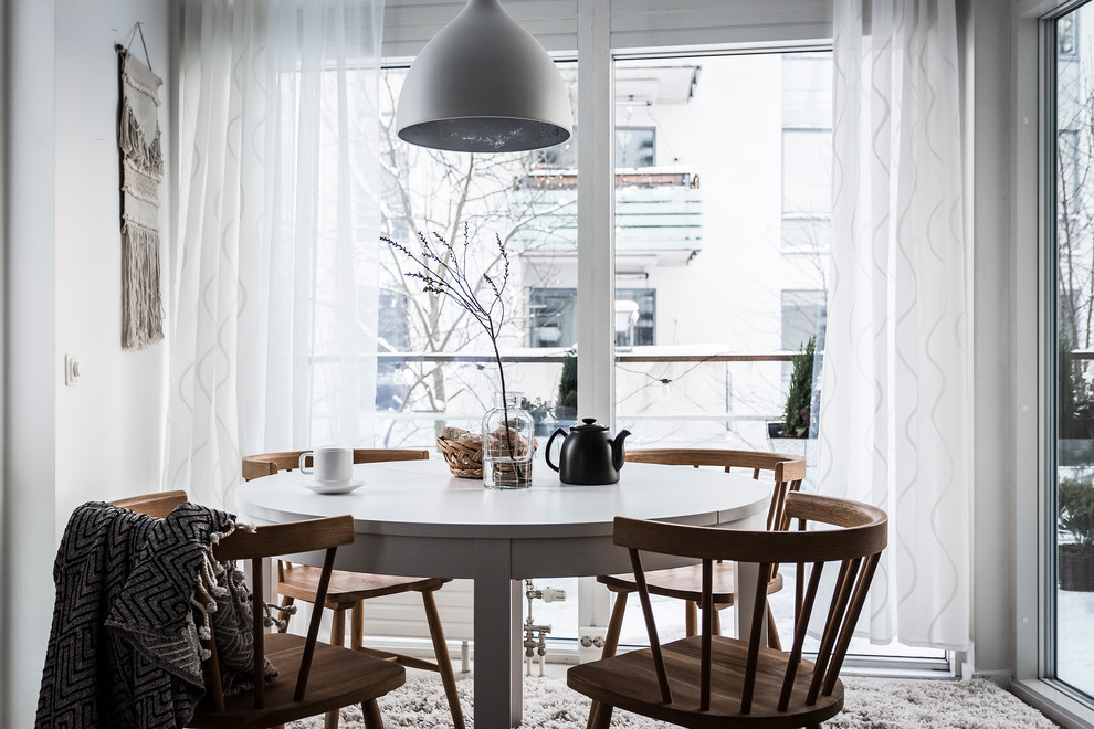 Diseño de comedor escandinavo de tamaño medio con paredes blancas