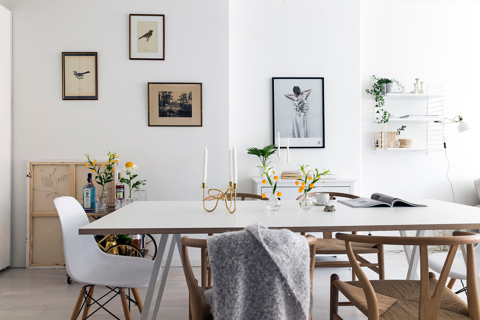 Bild på en mellanstor minimalistisk separat matplats, med vita väggar och ljust trägolv