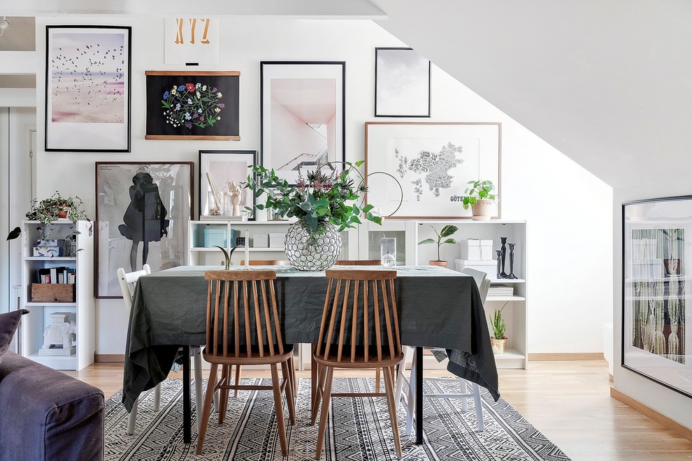 На фото: маленькая гостиная-столовая в скандинавском стиле с паркетным полом среднего тона, белыми стенами и коричневым полом для на участке и в саду с