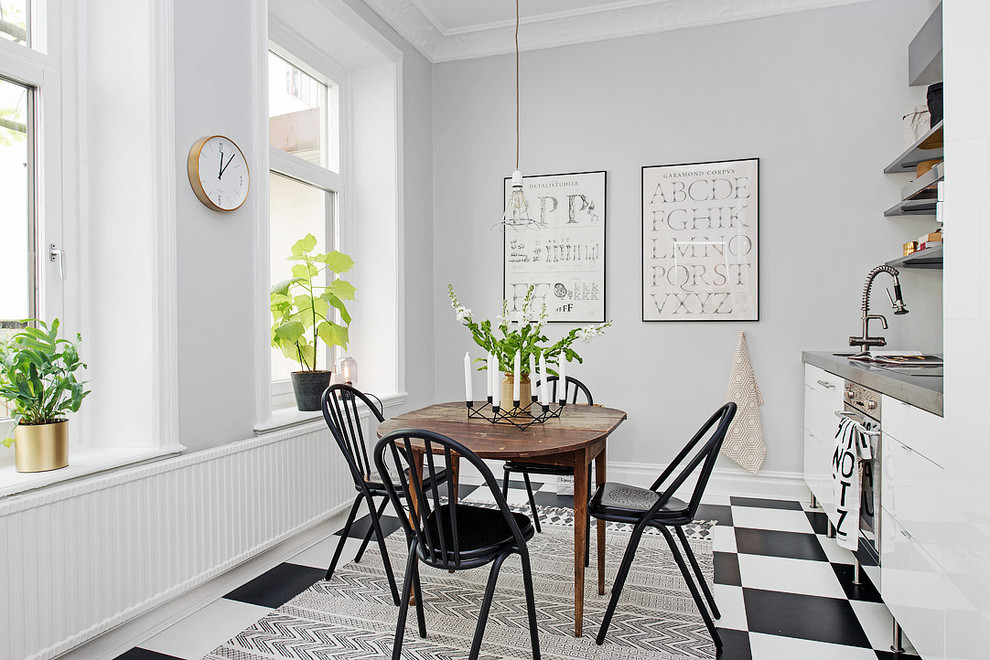Inspiration för mellanstora minimalistiska separata matplatser, med vita väggar och klinkergolv i keramik