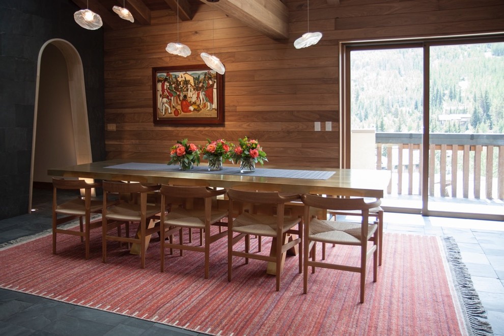 Источник вдохновения для домашнего уюта: огромная гостиная-столовая в стиле модернизм с полом из сланца, стандартным камином, фасадом камина из камня и серым полом