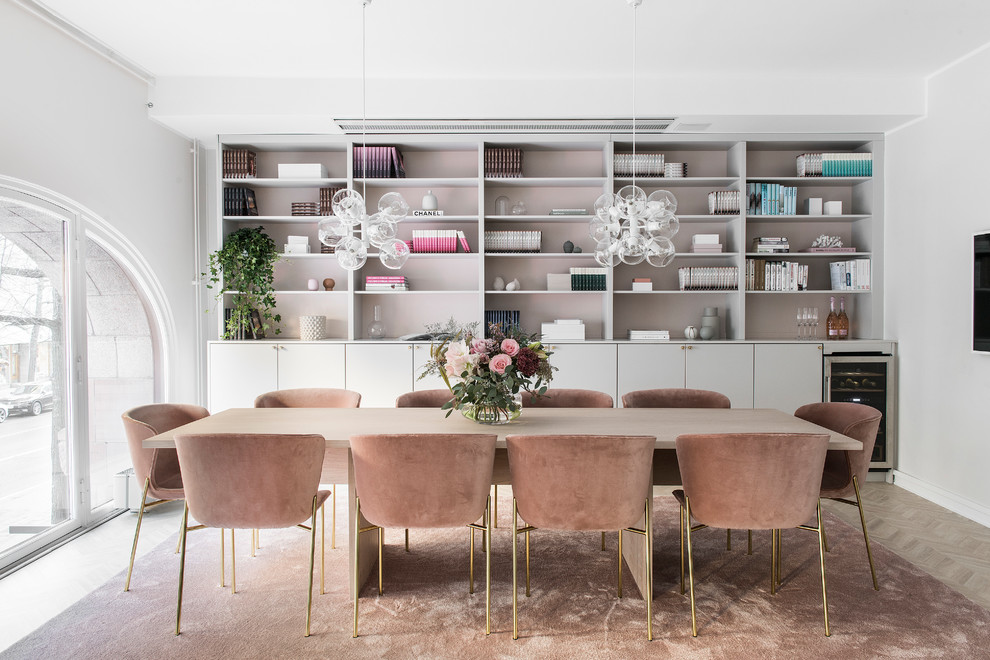 Ispirazione per una sala da pranzo contemporanea chiusa con pareti bianche, pavimento in legno massello medio e pavimento marrone