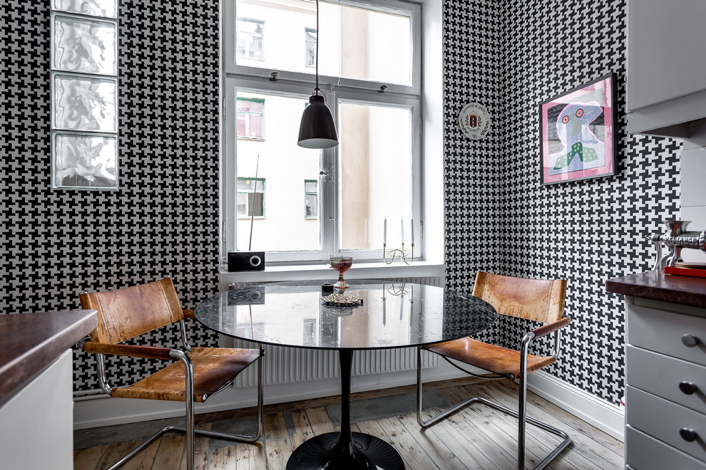 Idee per una piccola sala da pranzo bohémian con pareti multicolore, parquet chiaro e pavimento grigio