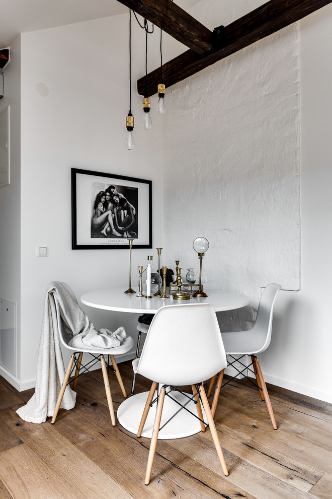 Cette photo montre une salle à manger scandinave de taille moyenne avec un mur blanc et parquet clair.