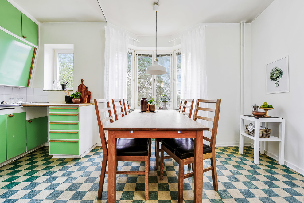 Foto di una sala da pranzo aperta verso la cucina scandinava con pareti bianche e pavimento multicolore
