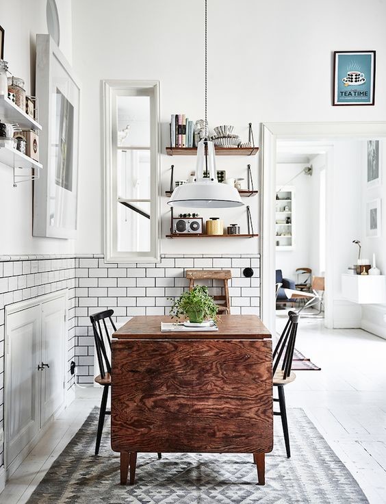 Industrial Wohnküche mit weißer Wandfarbe und gebeiztem Holzboden in Stockholm