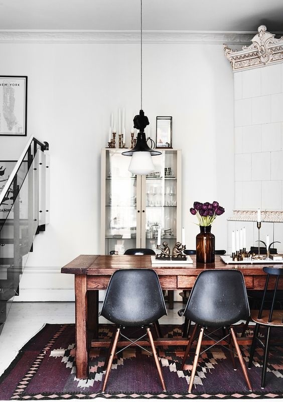 Источник вдохновения для домашнего уюта: кухня-столовая в скандинавском стиле с белыми стенами, деревянным полом и горизонтальным камином