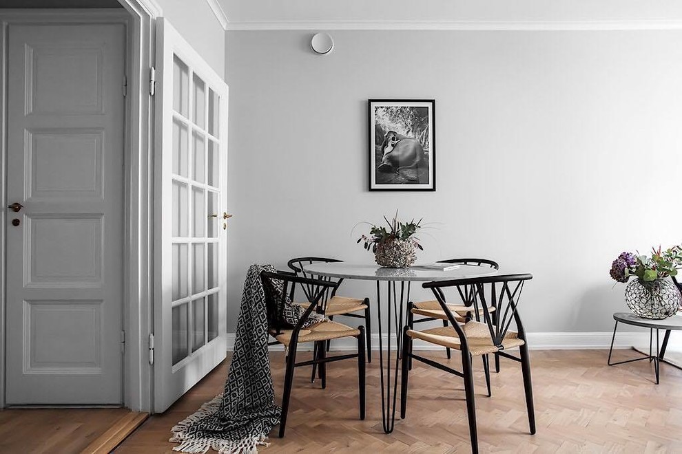 Inspiration för en mellanstor skandinavisk matplats med öppen planlösning, med grå väggar och ljust trägolv