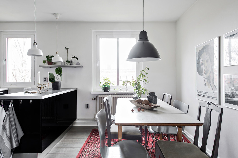 Diseño de comedor de cocina nórdico con paredes blancas, suelo de madera oscura y suelo gris