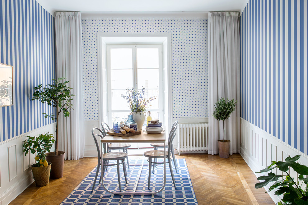 Geschlossenes, Großes Klassisches Esszimmer ohne Kamin mit blauer Wandfarbe und braunem Holzboden in Göteborg