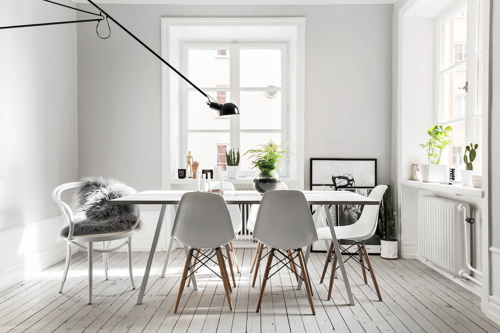 Свежая идея для дизайна: отдельная столовая среднего размера в скандинавском стиле с белыми стенами и деревянным полом без камина - отличное фото интерьера