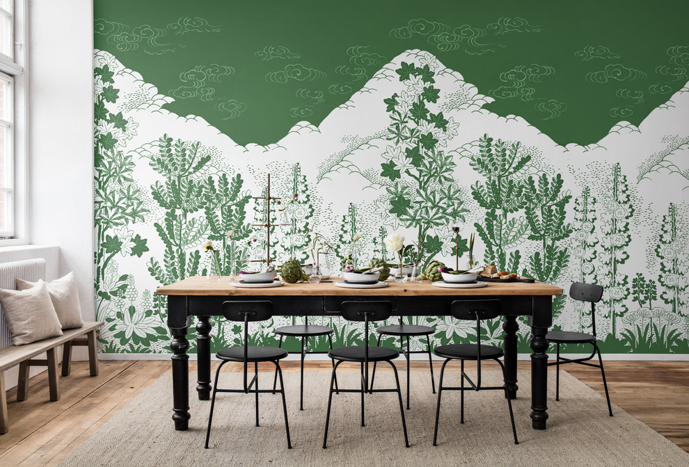 Cette image montre une salle à manger bohème avec un mur vert.
