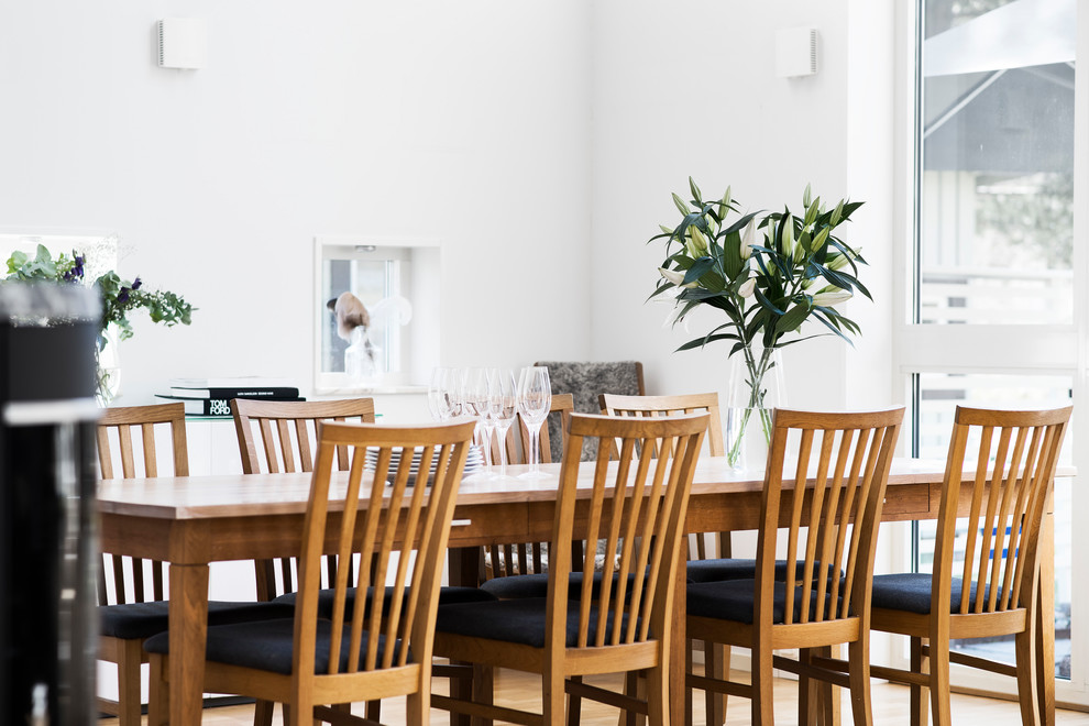 This is an example of a contemporary dining room in Stockholm.