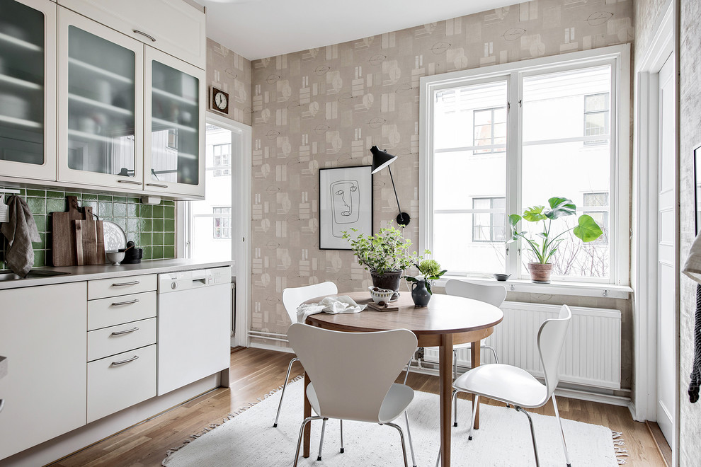 Inredning av ett minimalistiskt mellanstort kök med matplats, med beige väggar, beiget golv och mellanmörkt trägolv