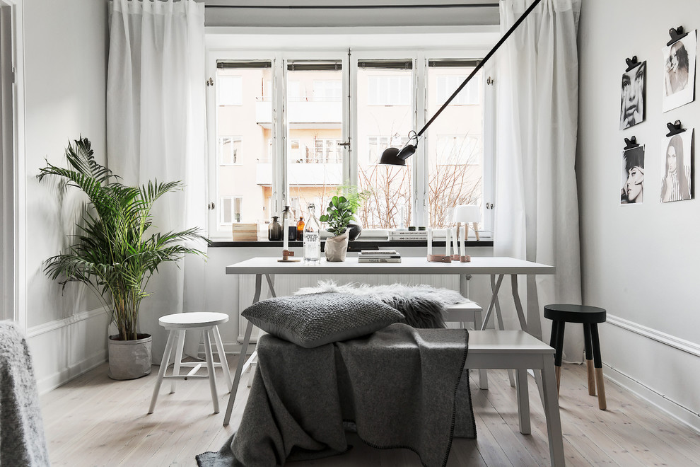 Kleines Skandinavisches Esszimmer ohne Kamin mit weißer Wandfarbe und hellem Holzboden in Stockholm