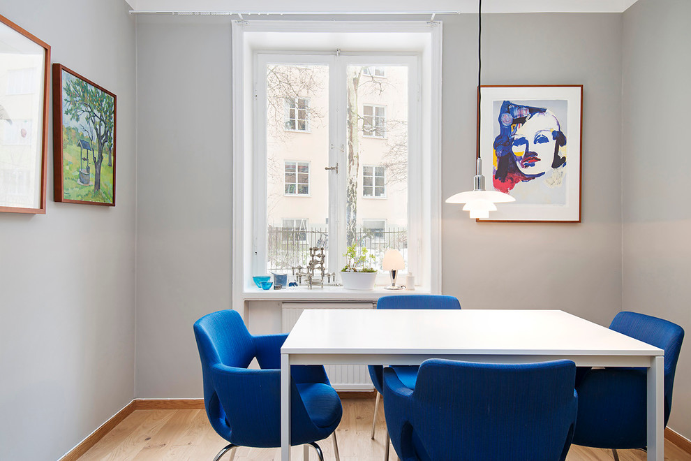 Geschlossenes Modernes Esszimmer ohne Kamin mit grauer Wandfarbe und hellem Holzboden in Stockholm