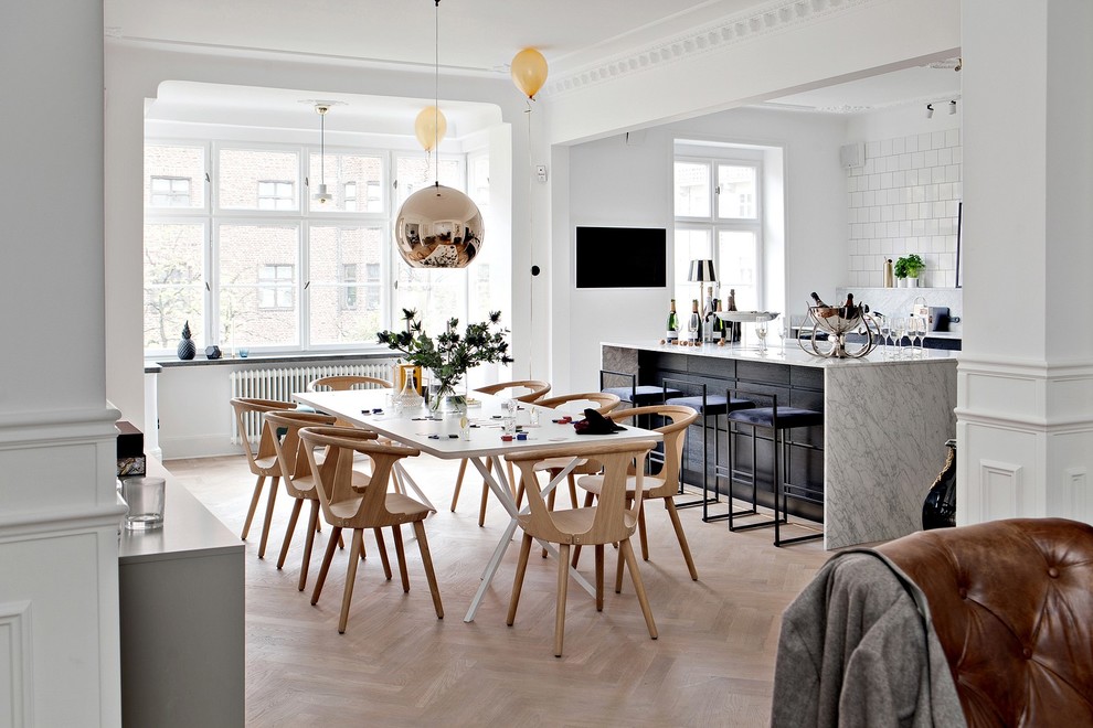 Foto de comedor escandinavo grande abierto con paredes blancas, suelo de madera clara y suelo beige