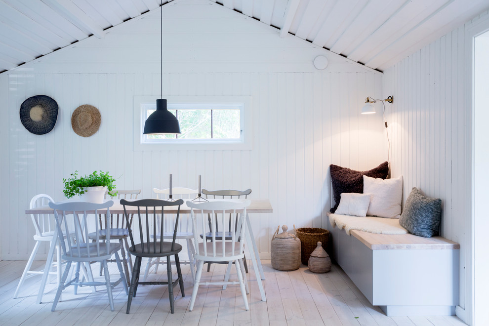 Свежая идея для дизайна: большая отдельная столовая в скандинавском стиле с белыми стенами и деревянным полом без камина - отличное фото интерьера