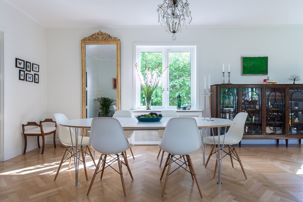 Источник вдохновения для домашнего уюта: столовая в стиле неоклассика (современная классика) с белыми стенами, бежевым полом и светлым паркетным полом