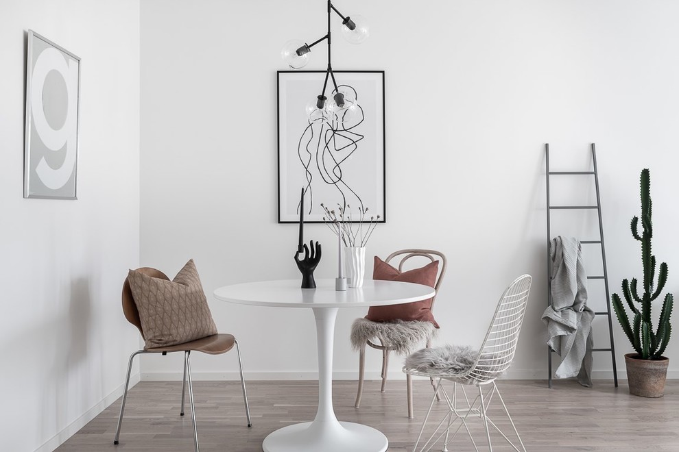 Идея дизайна: гостиная-столовая в скандинавском стиле с белыми стенами, светлым паркетным полом и бежевым полом без камина