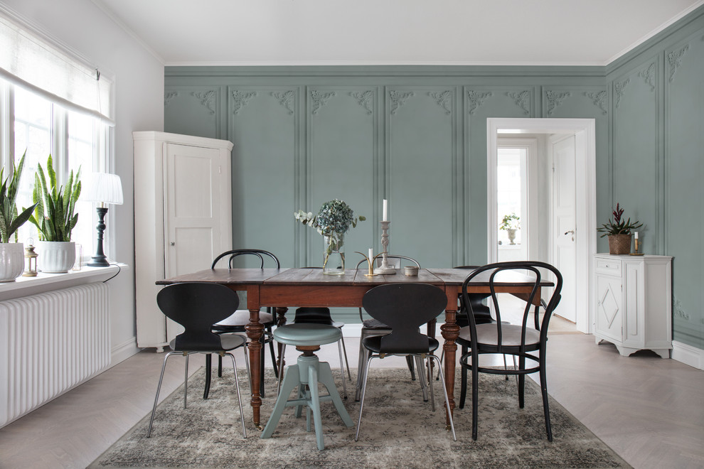 Источник вдохновения для домашнего уюта: отдельная столовая в скандинавском стиле с зелеными стенами, светлым паркетным полом и бежевым полом