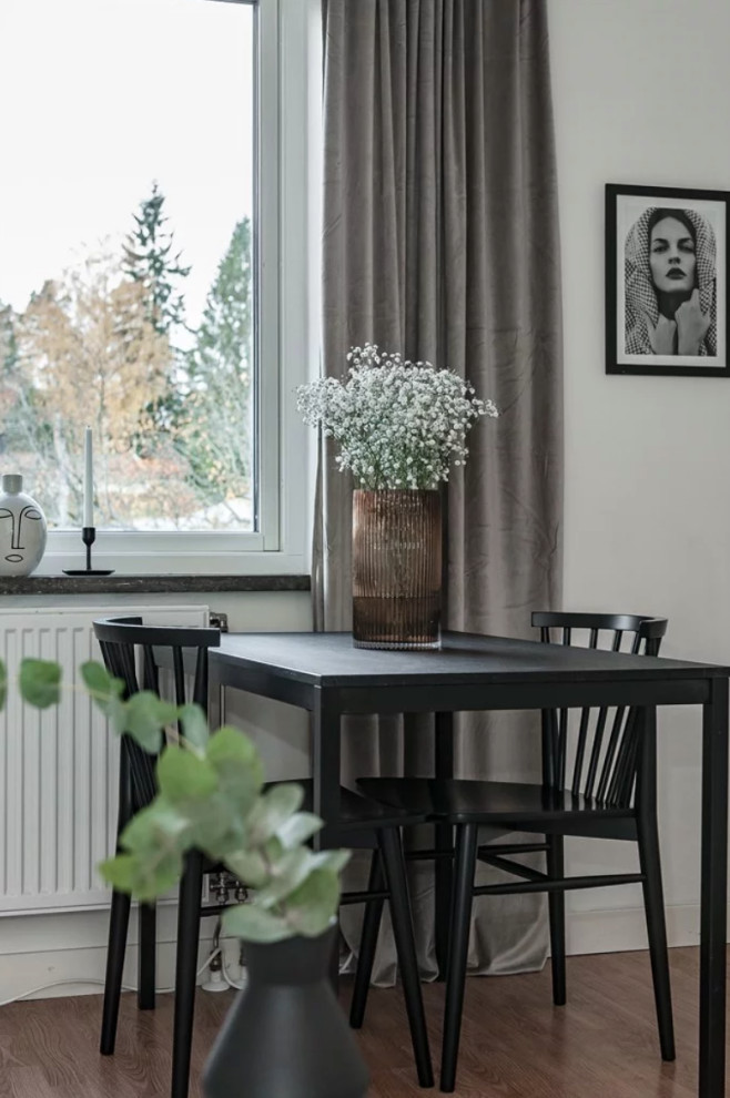 Idee per una piccola sala da pranzo aperta verso il soggiorno scandinava con pareti bianche, parquet chiaro e pavimento beige