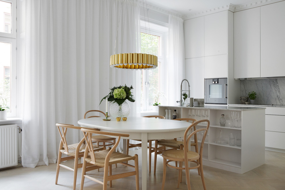 Пример оригинального дизайна: большая столовая в скандинавском стиле с белыми стенами и светлым паркетным полом