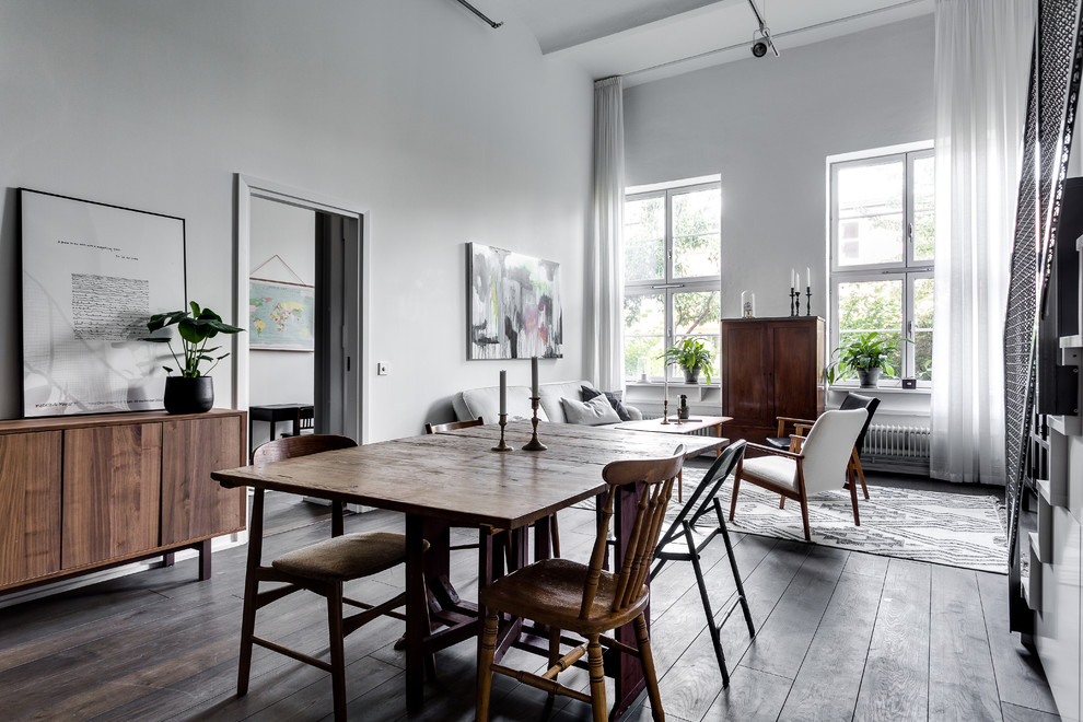 Idee per una grande sala da pranzo aperta verso il soggiorno scandinava con pareti bianche e parquet scuro