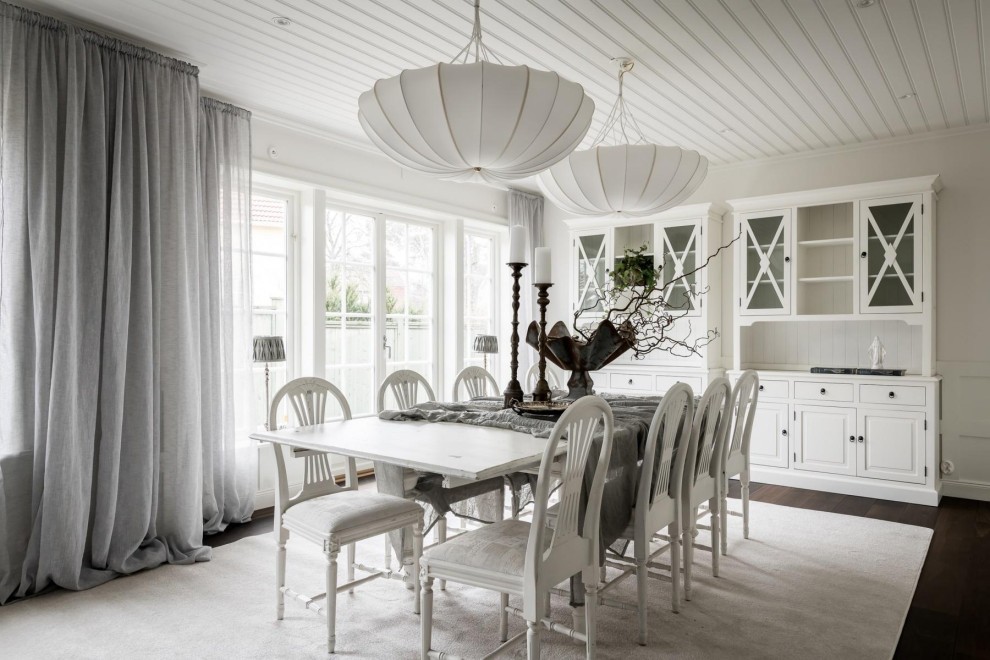Idée de décoration pour une salle à manger nordique avec un mur blanc, parquet foncé, un sol bleu et un plafond en lambris de bois.