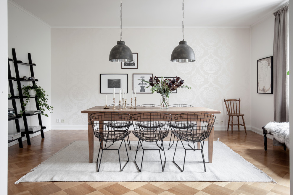 Idee per una sala da pranzo scandinava di medie dimensioni con pareti bianche, pavimento in legno massello medio e nessun camino