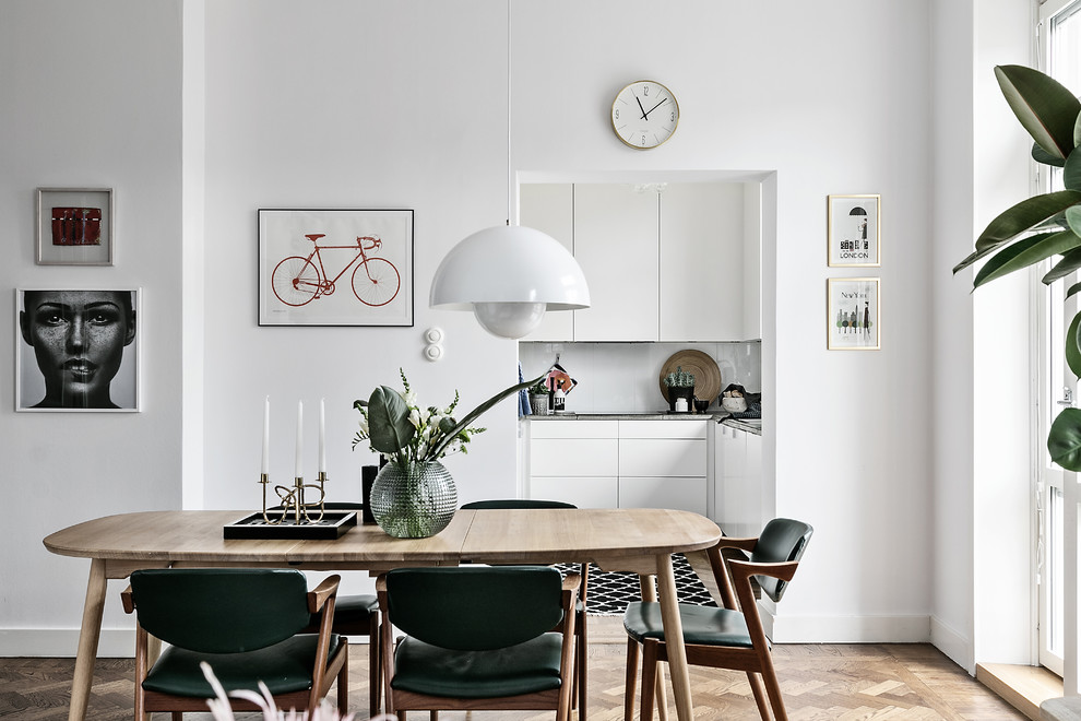 Inspiration för skandinaviska matplatser med öppen planlösning, med vita väggar, mellanmörkt trägolv och brunt golv