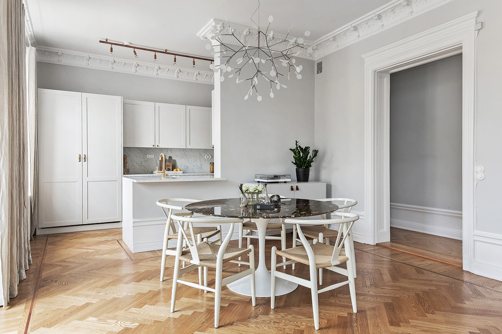 Источник вдохновения для домашнего уюта: кухня-столовая среднего размера в скандинавском стиле с серыми стенами и паркетным полом среднего тона без камина