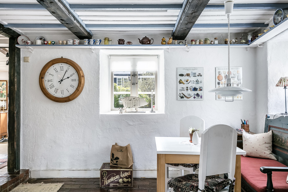 Immagine di una piccola sala da pranzo country chiusa con pareti bianche, pavimento in mattoni e pavimento marrone