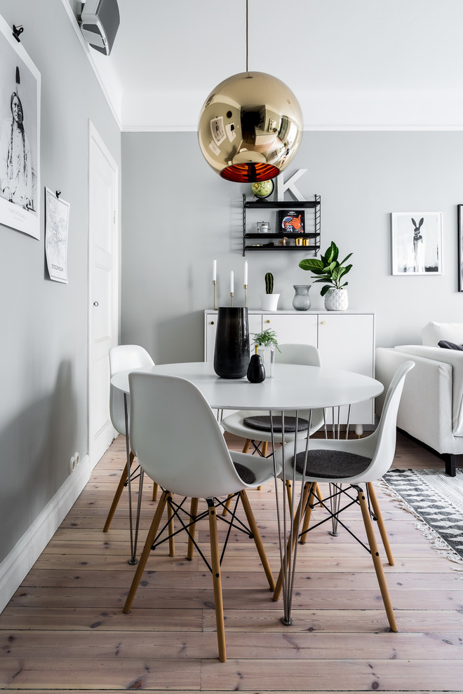 Источник вдохновения для домашнего уюта: столовая в скандинавском стиле с серыми стенами, паркетным полом среднего тона и бежевым полом без камина