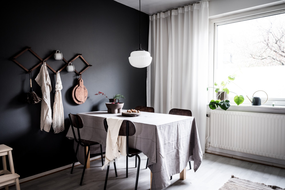 Foto di una sala da pranzo scandinava con pareti nere e pavimento grigio