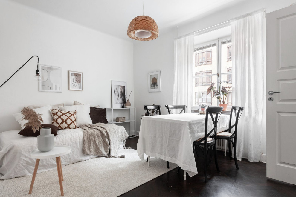 Idéer för att renovera en liten minimalistisk matplats, med vita väggar och svart golv