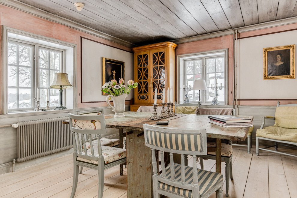 Shabby-Look Esszimmer mit weißer Wandfarbe, hellem Holzboden und beigem Boden in Stockholm