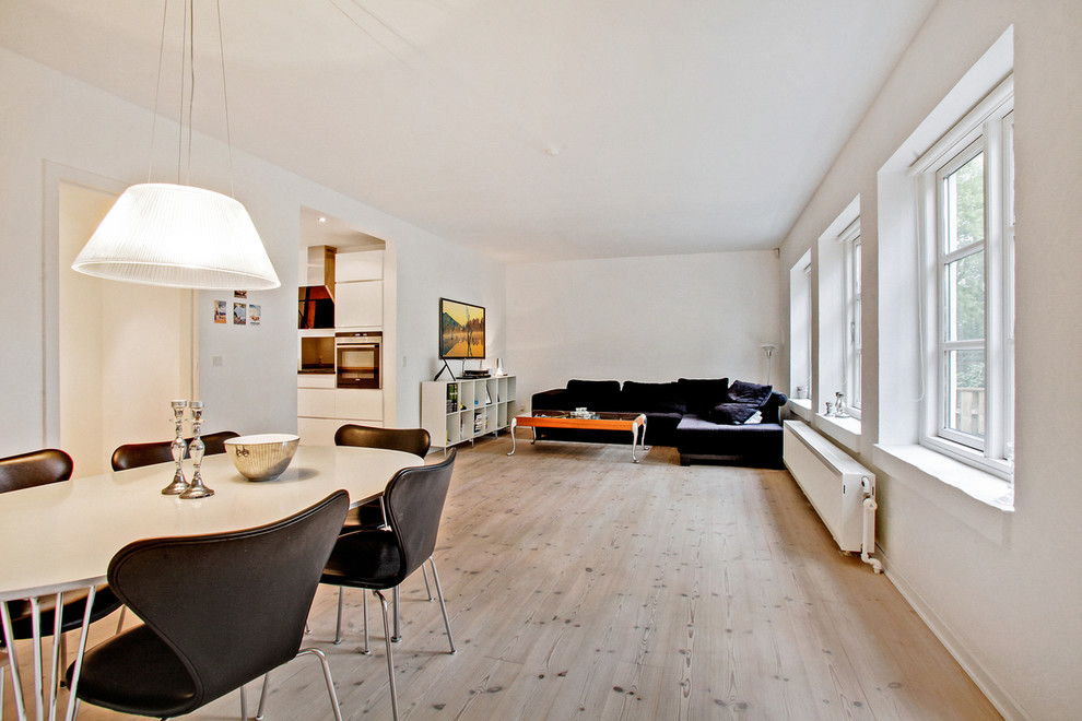 Foto de comedor nórdico grande abierto sin chimenea con paredes blancas y suelo de madera clara