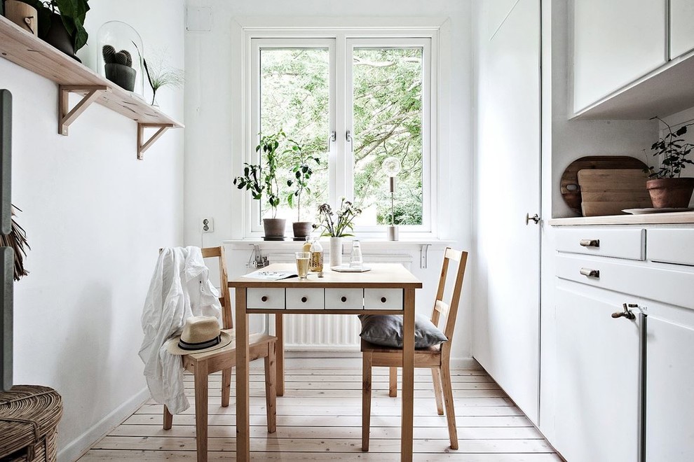 Источник вдохновения для домашнего уюта: кухня-столовая среднего размера в скандинавском стиле с белыми стенами и светлым паркетным полом